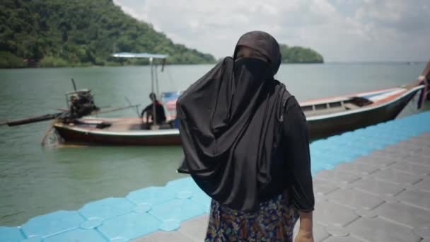 タイの女性は頭と顔をカバーし タイの旅行ツアー レイレイビーチで浮遊プラスチック製の桟橋を歩きます スローモーション — ストック動画