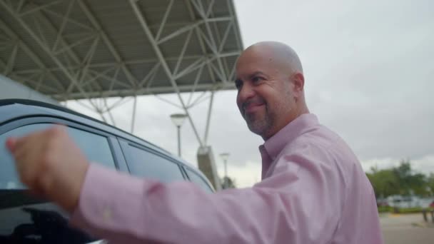 Man Waving Goodbye Thank You Family Gets Rental Car — Stock Video