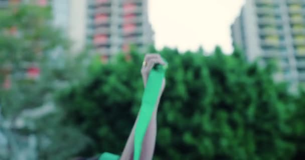 Μια Γυναίκα Κυματίζει Πράσινη Κορδέλα Ενώ Βαδίζει Μια Διαδήλωση Υπέρ — Αρχείο Βίντεο