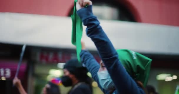 Een Pro Choice Demonstrant Houdt Een Bord Omhoog Tijdens Een — Stockvideo