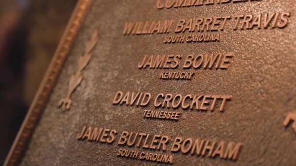 Namnen James Bowie Och David Crockett Plakett Inne Alamo — Stockvideo