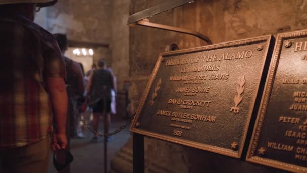 Alamo Kahramanları Plaketinde James Bowie David Crockett Arka Planda Turistlerle — Stok video