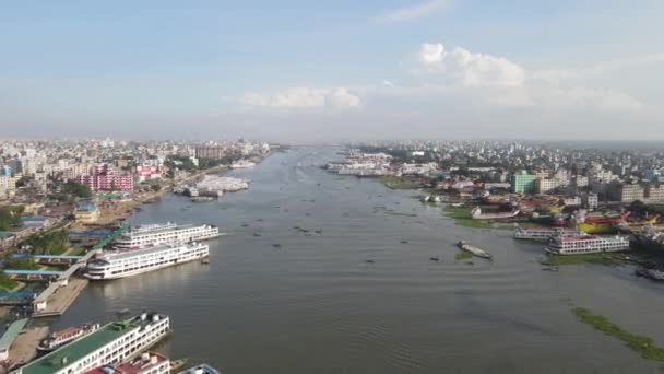 バングラデシュのダッカ市の横に旅客フェリーとブリガンガ川 空中ドローン飛行ビュー — ストック動画