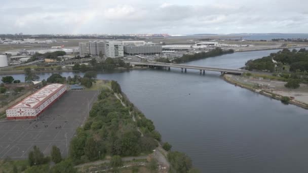 テンペレクリエーション保護区のクック川からシドニー国際空港の空中ビュー Wolli Creek ニューサウスウェールズ州 オーストラリア — ストック動画