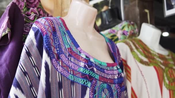 图片说明 在中美洲地区的危地马拉一家商店里 设计师Huipil设计的艳丽的女衫在白天被展示出来 — 图库视频影像