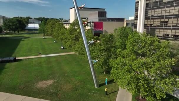 走向天空的雕塑 卡内基梅隆大学校园的创意艺术 空中景观 — 图库视频影像