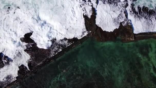 Piscina Natural Maré Oceânica Com Homem Nadando Queda Ondas Aéreas — Vídeo de Stock