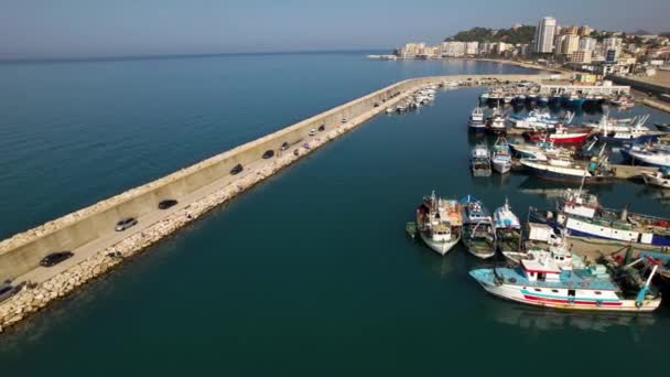 Porto Pesca Con Barche Circondate Alto Muro Pietra Vicino Alla — Video Stock