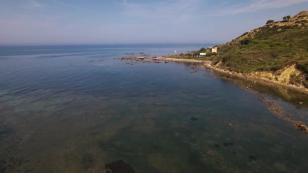 アルバニアのデュレス近くのアドリア海の岩の海岸線 小石やエメラルド色の海水を持つ自然のままのビーチ — ストック動画