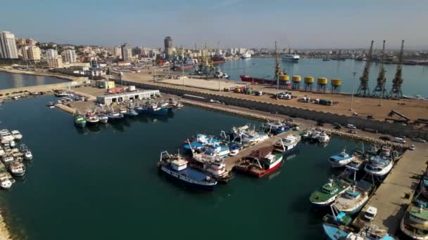 Városi Kikötő Horgonyzott Hajóval Hajókkal Durres Közelében Adriai Tenger Partján — Stock videók