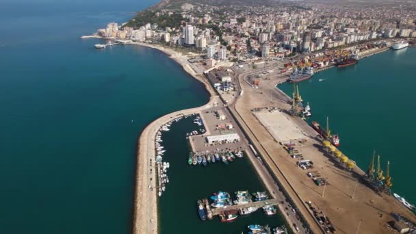 Durres Kenti Yakınlarındaki Adriyatik Kıyı Şeridinde Liman Manzarası Demirli Tekne — Stok video