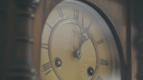 20世纪20年代的熟食店钟摆上的一个细节的美丽的镜头 熟食店钟摆是20世纪90年代的古董 有装饰过的手和罗马数字来标志时间 — 图库视频影像