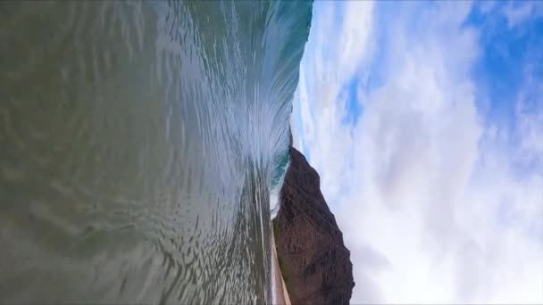 Barile Mare Shorebreak Wave Crashing Sulla Spiaggia Alle Hawaii Vertical — Video Stock