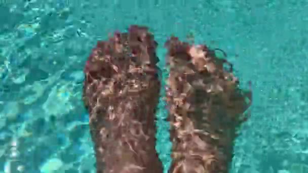 Nohy Pohybují Vodě Bazénu Můžete Vidět Odrazy Slunečního Světla Vytváří — Stock video