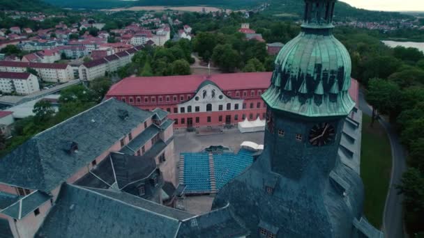 Ruotando Intorno Alla Torre Dell Orologio Del Palazzo Sonderhausen Durante — Video Stock