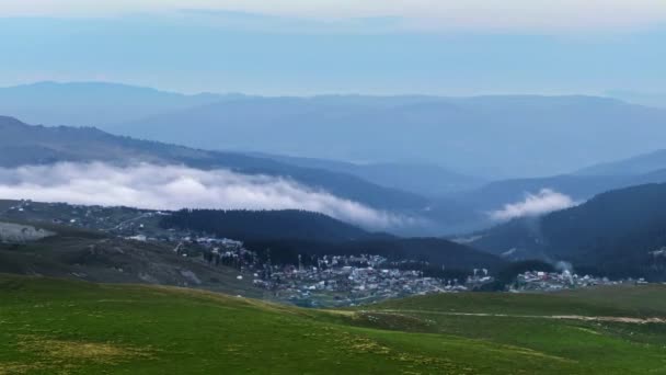 Time Lapse Summer Mountain Skyline Cloud Shrouded Village Dawn Beshumi — стокове відео