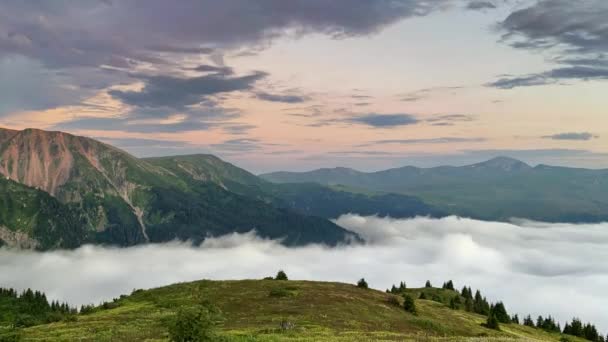 Tiempo Lapso Horizonte Montaña Con Valle Envuelto Por Nubes Esponjosas — Vídeos de Stock