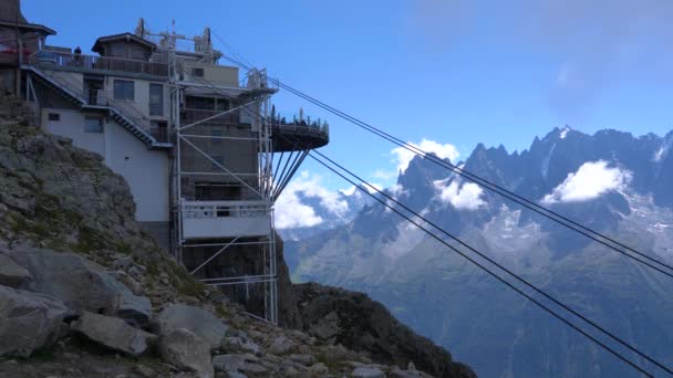 Restaurante Panoramique Con Teleférico Encendido Del Brvent Frente Macizo Del — Vídeos de Stock