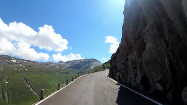 フルカパスのスイスの峠道を車で走っています ダッシュカムビュー ドライバのビュー いい天気で カーバイの山道でアルプスをドライブしています 山のパノラマ — ストック動画