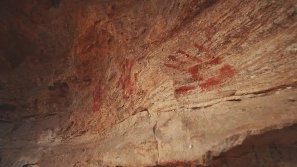 Aboriginal Hand Prints Cave Jellybean Pool National Park — Stock Video