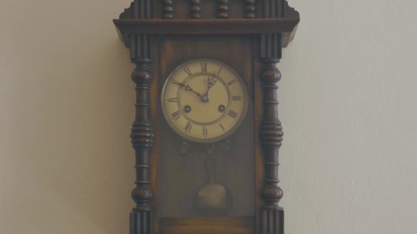 Relógio Avô Antigo Pendurado Uma Parede Uma Casa Cor Rosa — Vídeo de Stock