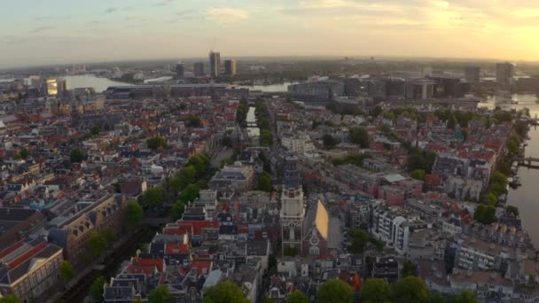 Koło Ustanowienia Drona Strzał Nad Starym Budynku Kościoła Centrum Amsterdamu — Wideo stockowe