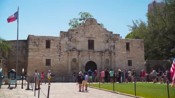 Façade Bâtiment Alamo Avec Une Longue File Touristes Étendant Avant — Video