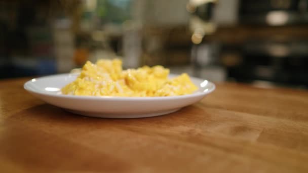 식사로 식탁에 노란색 스크램블드에그 — 비디오