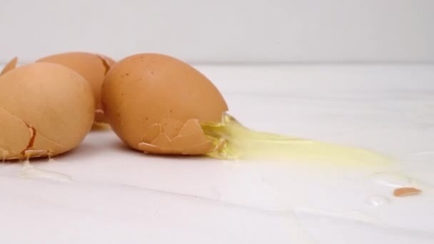 褐色的鸡蛋落在柜台顶上 壳裂开 慢慢地溢出 — 图库视频影像