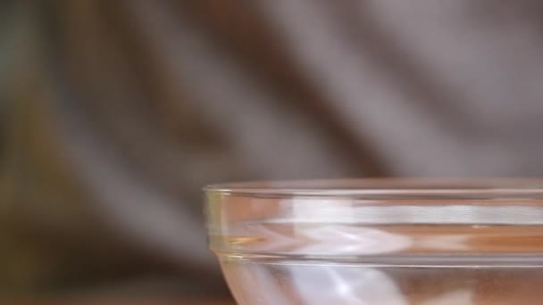 Huevo Marrón Fresco Que Agrieta Lado Recipiente Mezcla Vidrio Transparente — Vídeo de stock