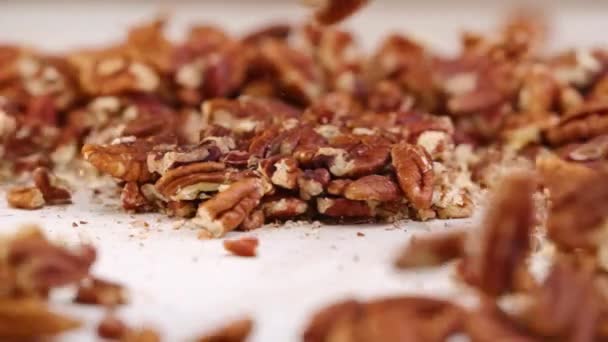 Nozes Nozes Pecan Inteiras Sendo Quebradas Pequenos Pedaços Esmagados Por — Vídeo de Stock