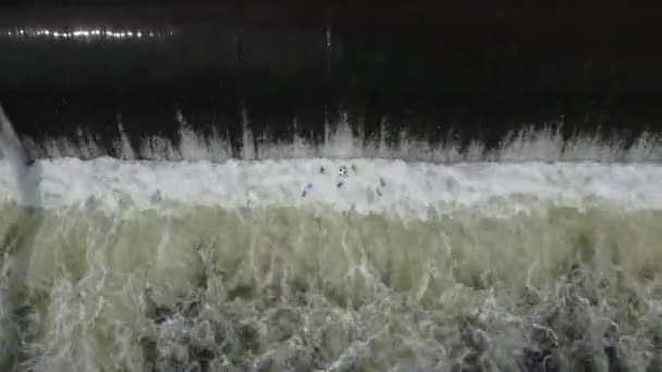 Forsande Flod Vatten Förorenad Med Skräp — Stockvideo