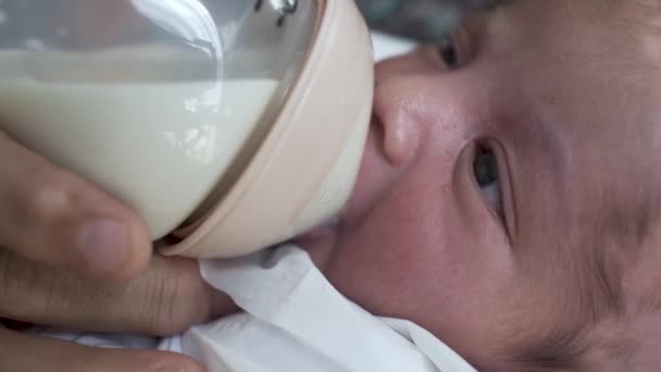 Primer Plano Retrato Bebé Recién Nacido Bebiendo Leche Biberón Cerrado — Vídeos de Stock