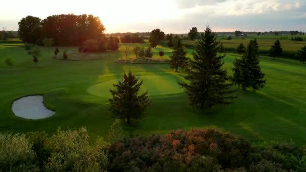 Prachtig Uitzicht Vanuit Lucht Golfbaan Groen Gat Bij Zonsondergang Natuur — Stockvideo