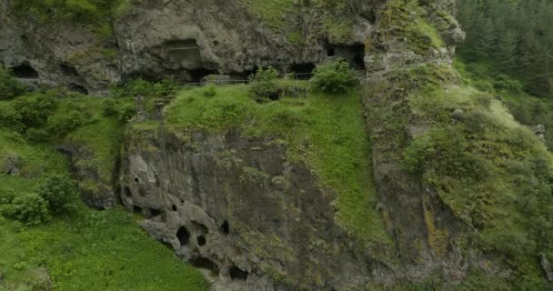 佐治亚州阿斯平扎附近Vanis Kvabebi中世纪洞穴的悬崖洞口 空中俯冲射中 — 图库视频影像