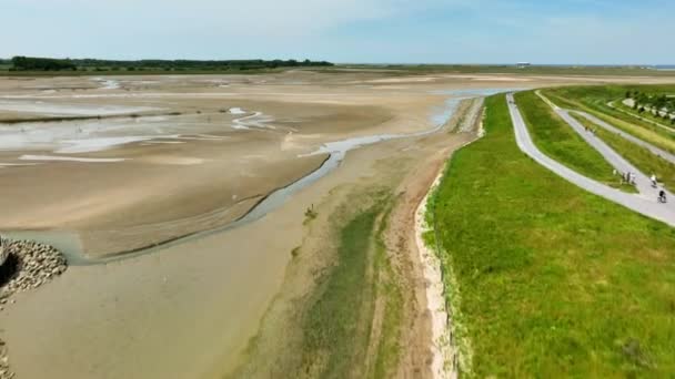 Kurumuş Hollanda Nehir Yatağı Boyunca Insanların Üzerinden Uçmak Insansız Hava — Stok video