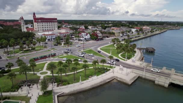 无人机拍摄了历史名城圣奥古斯丁 在马坦萨斯河的狮桥附近飞行 德莱昂圆形雕像附近 — 图库视频影像