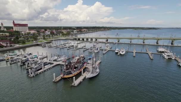 Drone Shot Van Historische Stad Augustinus Vliegen Buurt Van Brug — Stockvideo