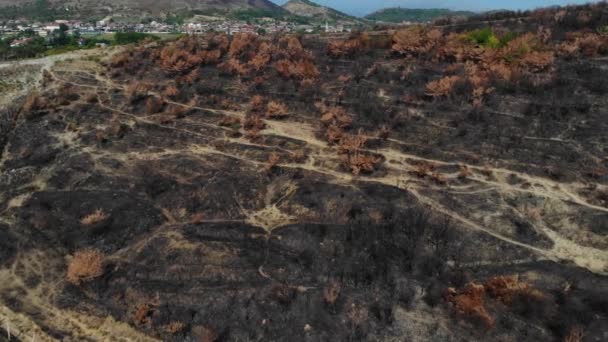 Terrain Brûlé Sur Les Collines Près Ville Surface Dévastée Noire — Video