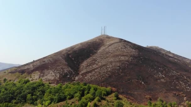 Cima Montagna Coperta Cenere Nera Erba Bruciata Alberi Dopo Incendio — Video Stock