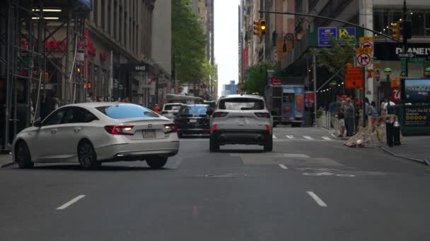 Traffico Stradale New York Auto Indietreggiando Attraverso Più Corsie Pedoni — Video Stock