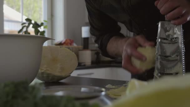 Homme Déchiquetage Légumes Fermenter Comptoir Cuisine Maison Mouvement Curseur — Video