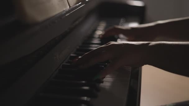 Close Van Pianist Handen Oefenen Vintage Piano Toetsenbord Een Muziek — Stockvideo