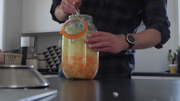 Plan Moyen Personne Fermenter Nourriture Dans Bocal Verre Cuisine Maison — Video