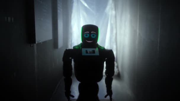Robot Est Debout Dans Couloir Sombre Clignotant Avec Ses Yeux — Video
