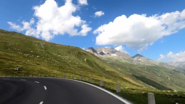 Дашкадный Снимок Автомобиля Передвигающегося Горной Дороге Furfass Швейцарии Автомобиль Едет — стоковое видео