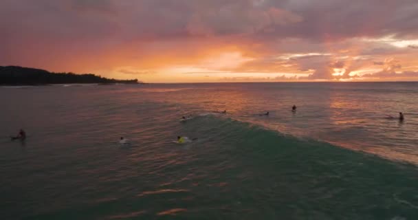 Surfer Αλίευση Κύμα Πανέμορφο Ηλιοβασίλεμα Της Χαβάης Φόντο Εναέρια Πτήση — Αρχείο Βίντεο
