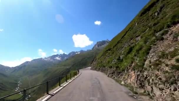 スイスのFurkapassの山道を運転する車のダッシュカムビュー 道路は非常に狭く 薄いです 道はきつくて危険だ — ストック動画