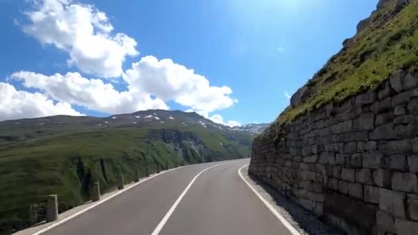 Vista Panorâmica Carro Dirigindo Sobre Uma Estrada Montanha Passo Furka — Vídeo de Stock