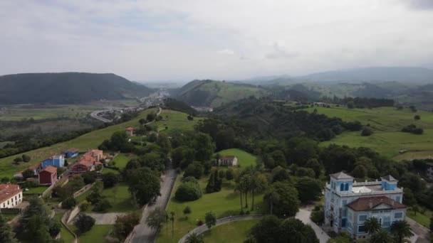 Luftaufnahme Von Colombres Asturien Mit Autos Die Der Nähe Der — Stockvideo